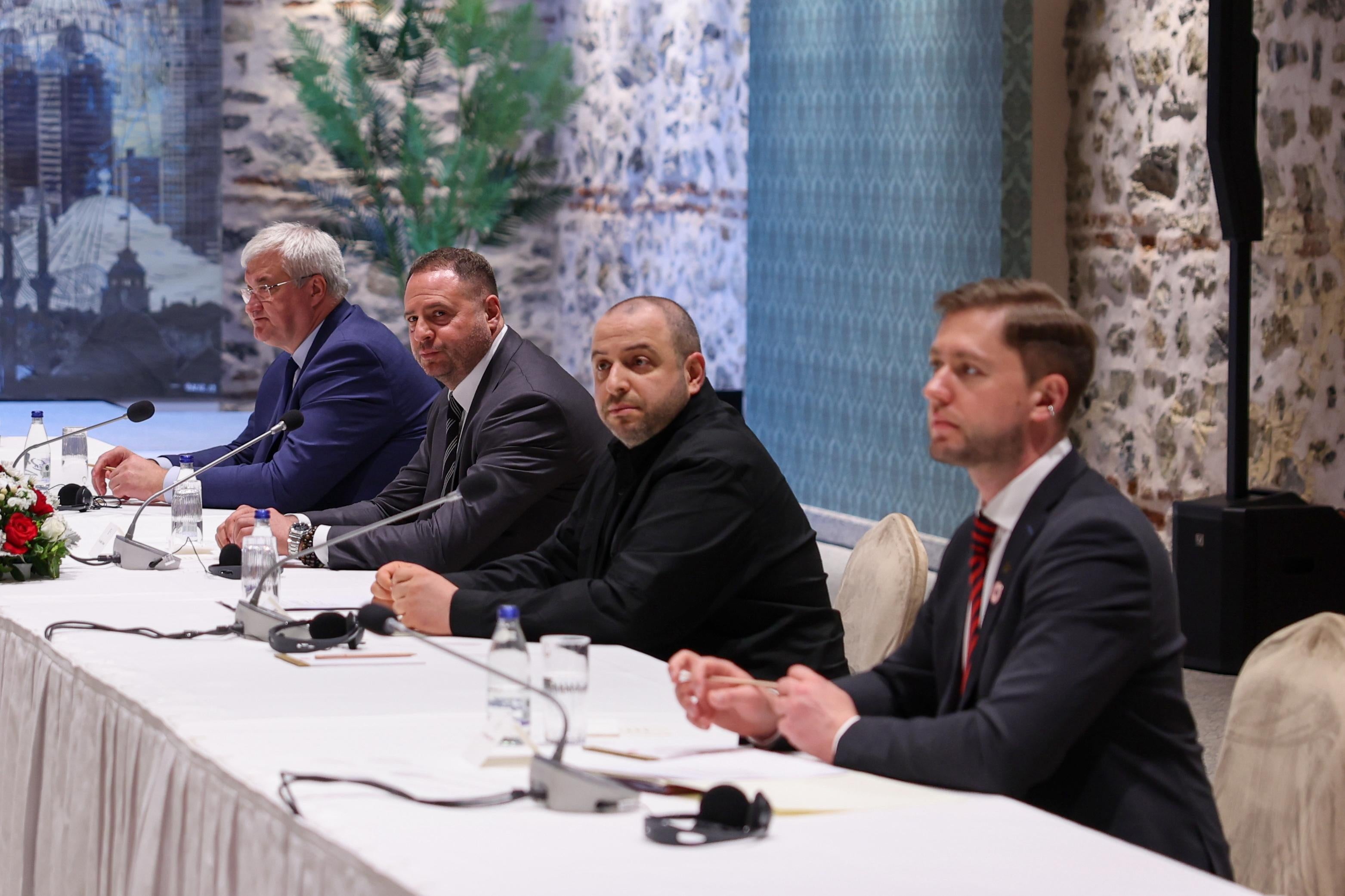 Le ministre ukrainien des Affaires étrangères Andri Sibikha et des membres de la délégation ukrainienne ont participé à la réunion
