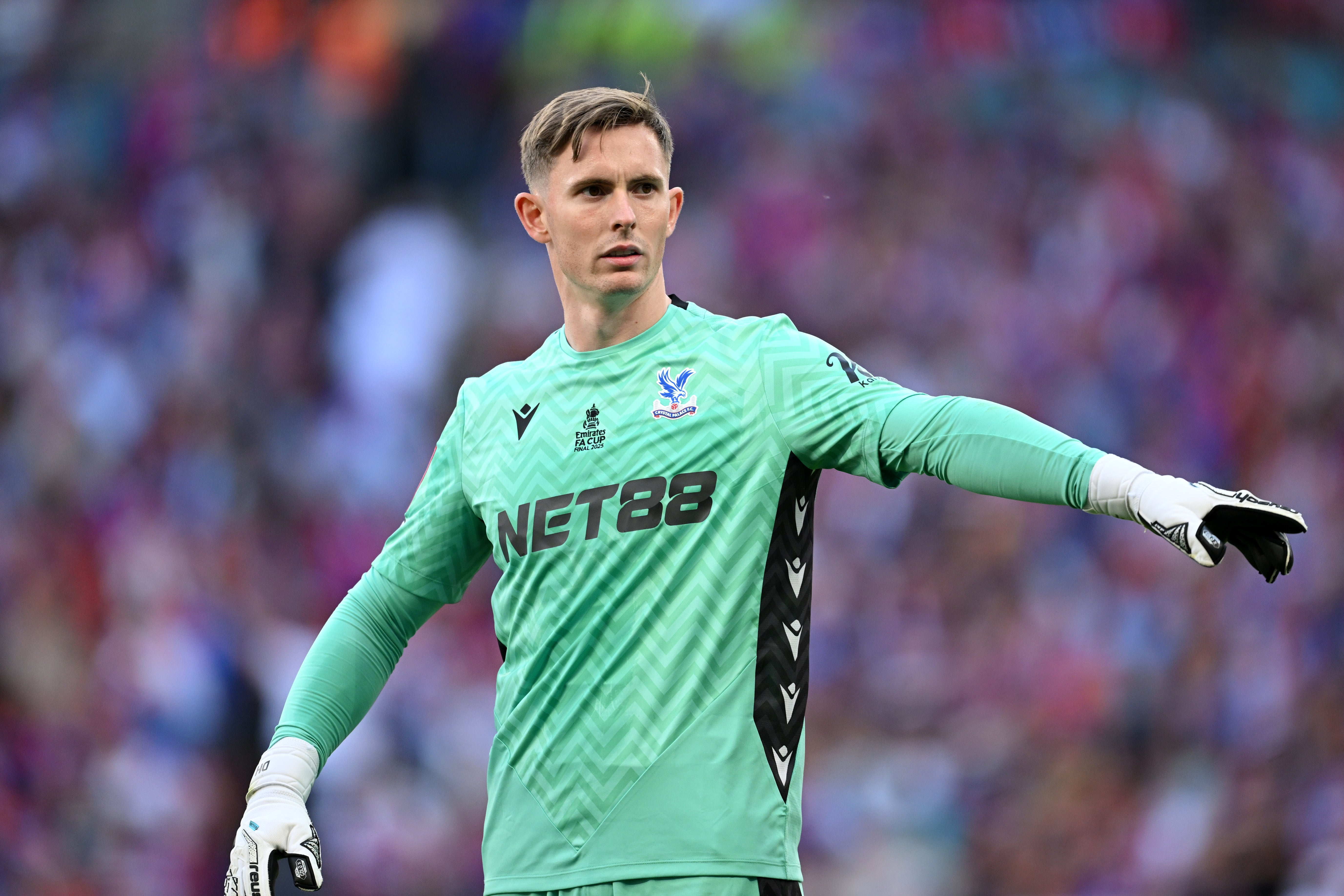 Dean Henderson de Crystal Palace Gestes durante la Final de la Copa FA de Emirates