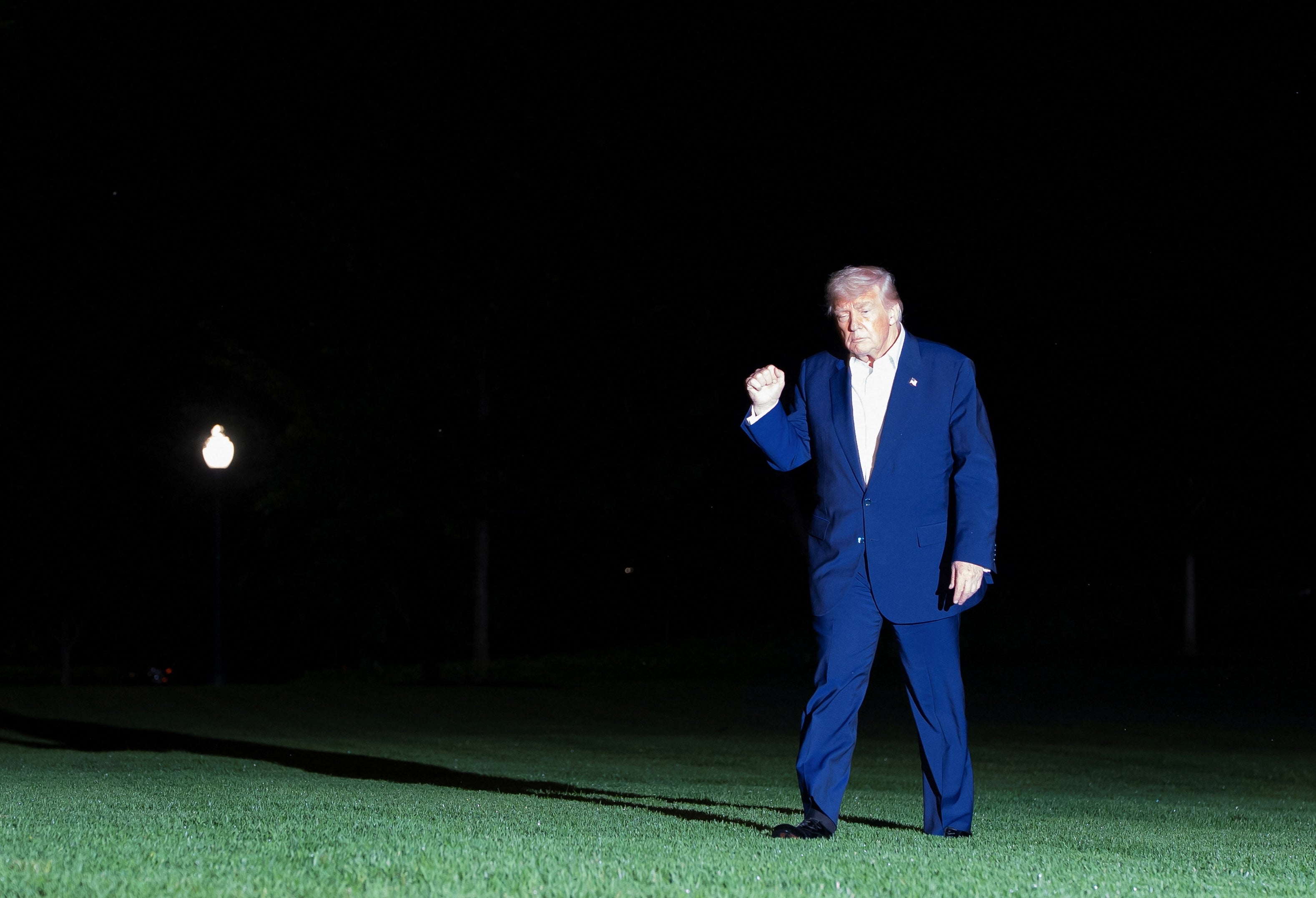 Нове опитування показує, що рейтинг затвердження Трампа майже з усіх питань знаходиться під водою