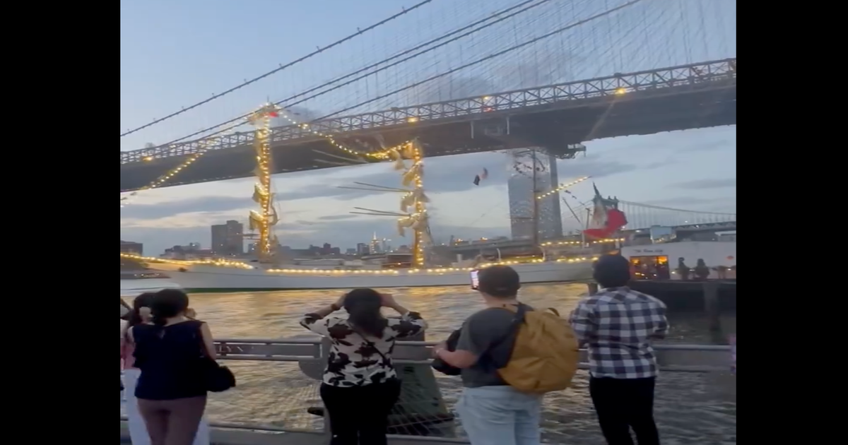 Two people killed and 22 injured after Mexican training ship crashes into Brooklyn  Bridge | The Independent