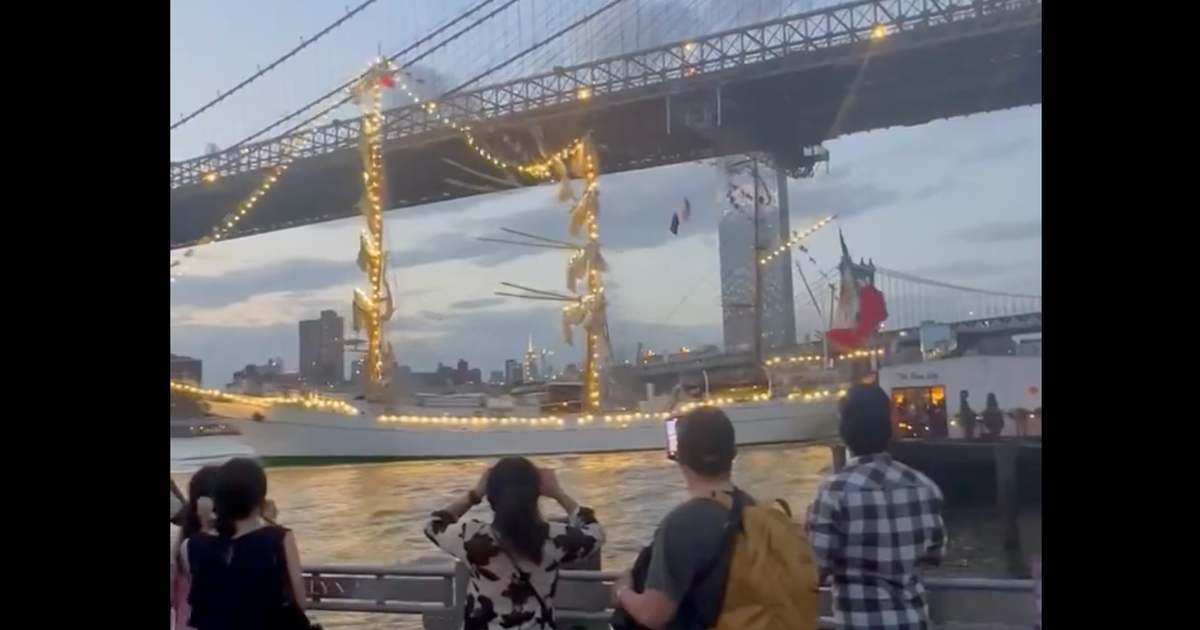Two people killed and 22 injured after Mexican training ship crashes into Brooklyn Bridge | The Independent