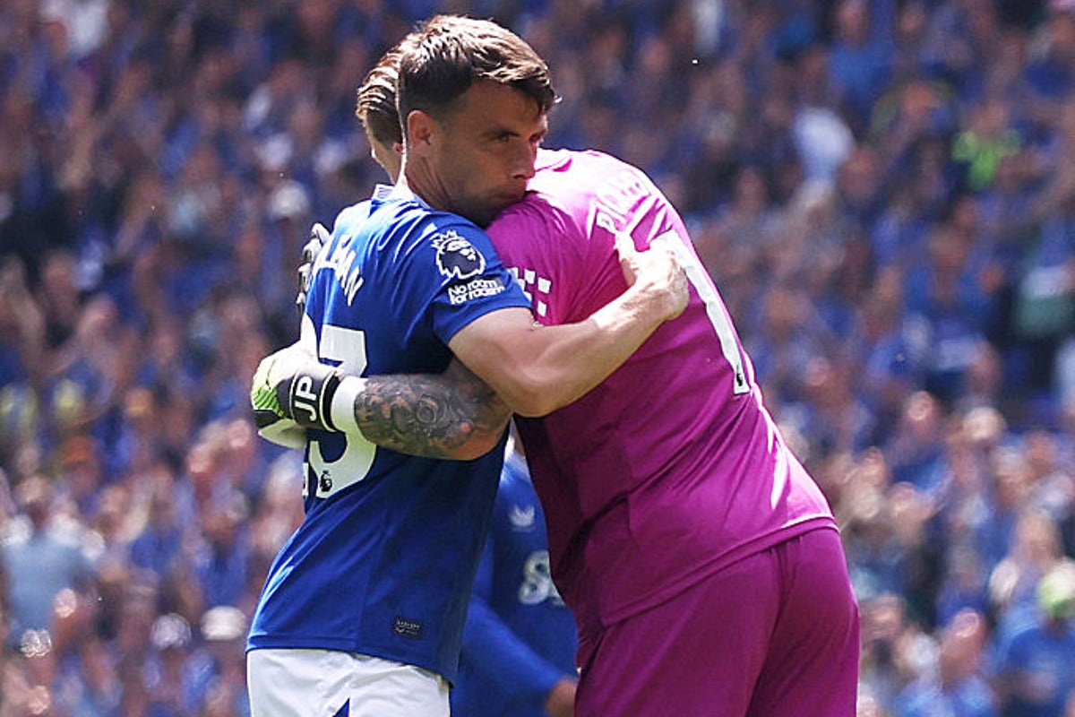 Seamus Coleman suffers Goodison Park heartbreak as Everton legend forced off early into stadium farewell Seamus Coleman suffers Goodison Park heartbreak as Everton legend forced off early into stadium farewell