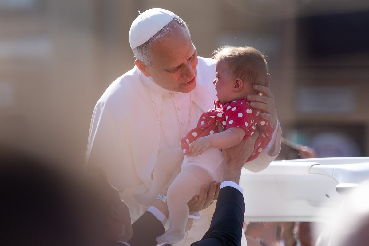 Психічний жест Лео для дітей під час його першої поїздки до Popemobile Психічний жест Лео для дітей під час його першої поїздки до Popemobile