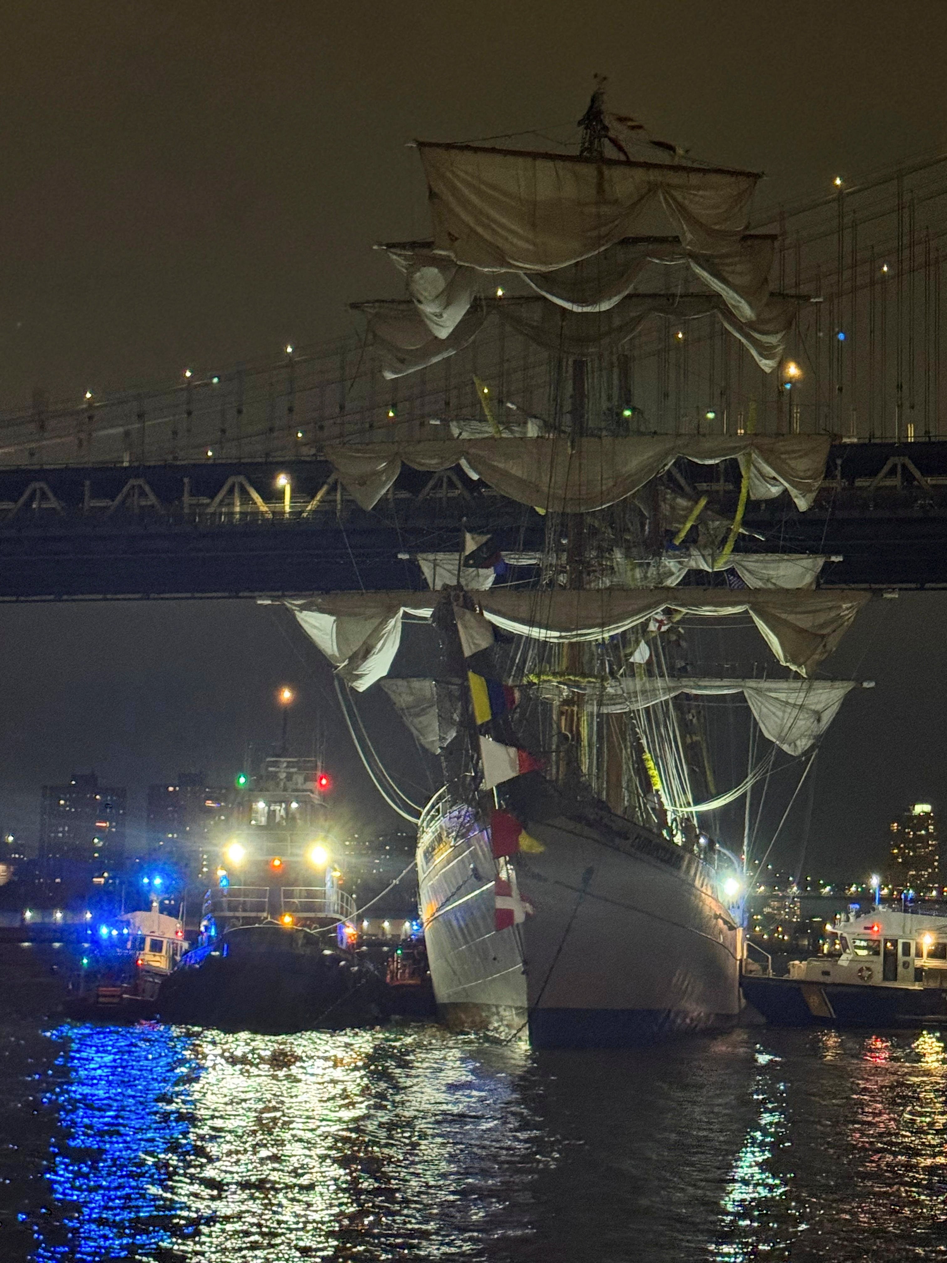 Mexican Navy training ship damaged after it ran into the Brooklyn Bridge in New York City