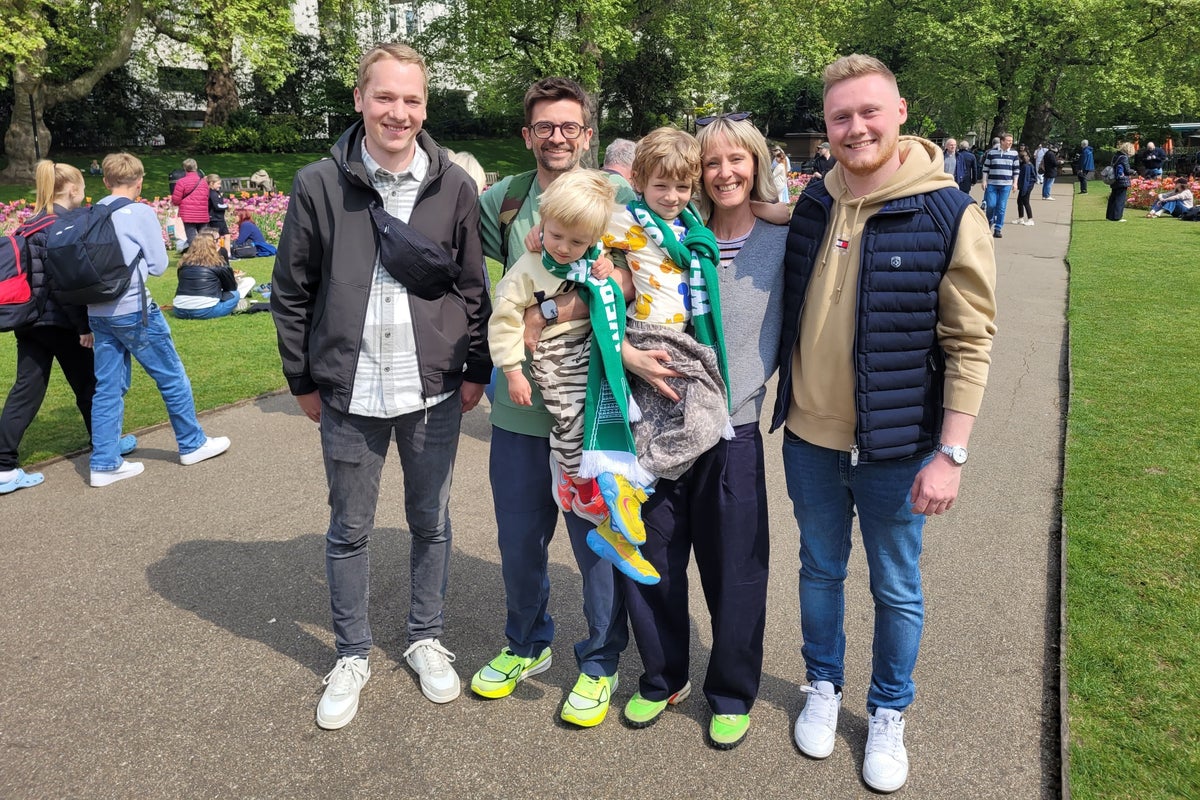 Parents have heartwarming meeting with donors who saved their sons’ lives Parents have heartwarming meeting with donors who saved their sons’ lives