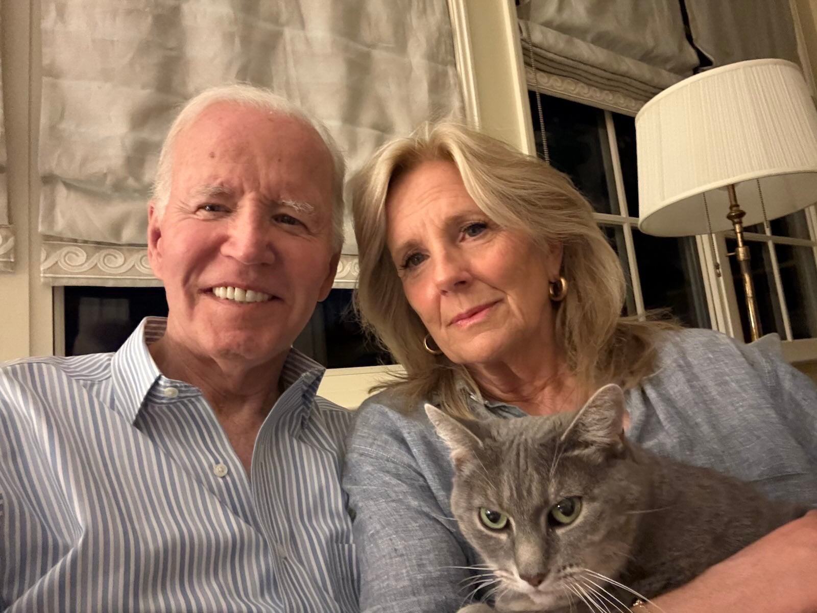 Foilsíonn Joe agus Jill Biden teachtaireacht an lá tar éis a ailse “ionsaitheach” a nochtadh Foilsíonn Joe agus Jill Biden teachtaireacht an lá tar éis a ailse “ionsaitheach” a nochtadh