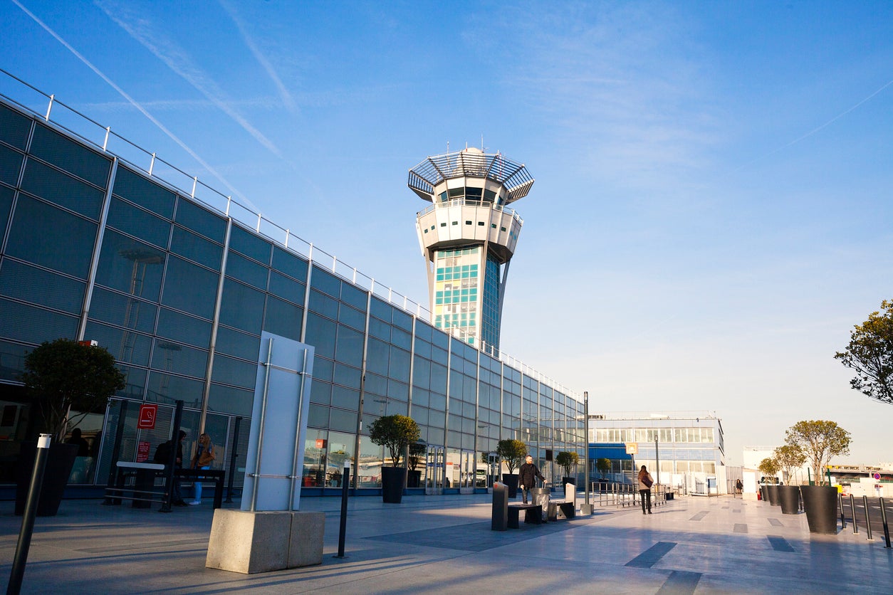 France’s second-largest air traffic controllers’ union, UNSA-ICNA, has called for improved pay and more staff