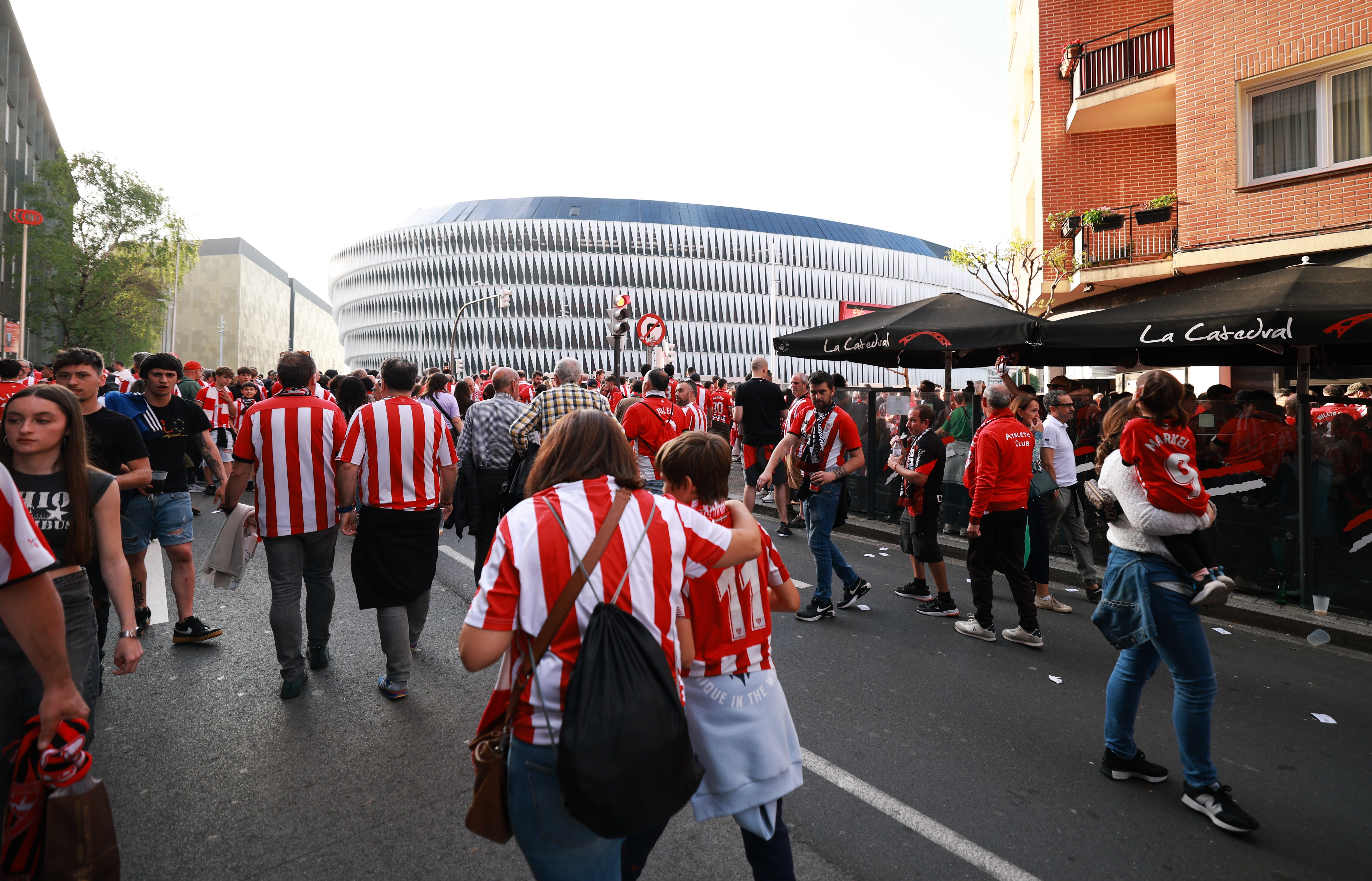 Fans versammeln sich vor dem St. Mams Stadium in Bilbao