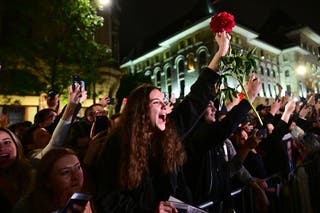 Followers of the Bucharest mayor Nicusor Dan, who won a tense repetition of the Presidential elections of Romania on Sunday - the right -wing extremist nationalist George Simion, who agreed with Moscow - cheers when he described his election campaign - headquarters in Bucharest