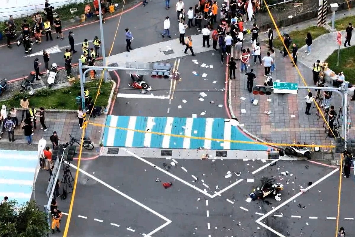 A car runs a red light and kills 3 people in Taiwan, including two 12-year-old girls