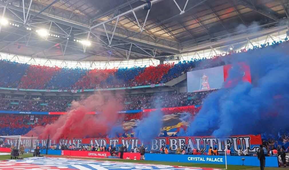 Un legendario quieto de Mark Wealleans y sus hijos jóvenes, Dominic y Nathan, inspiraron la Copa FA de Crystal Palace Tifo