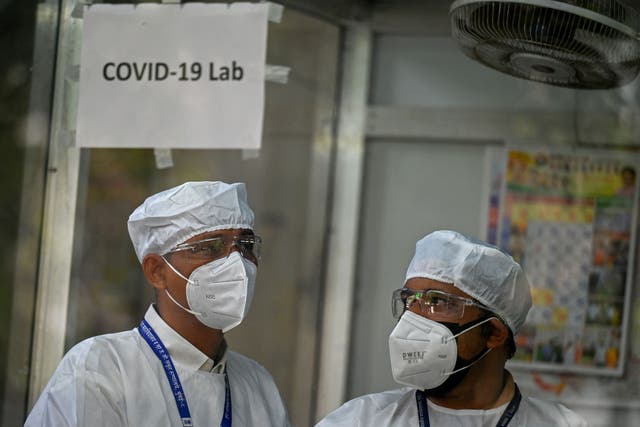 <p>Health workers take part in a mock drill to check preparations of Covid-19 facilities at a hospital in Mumba</p>