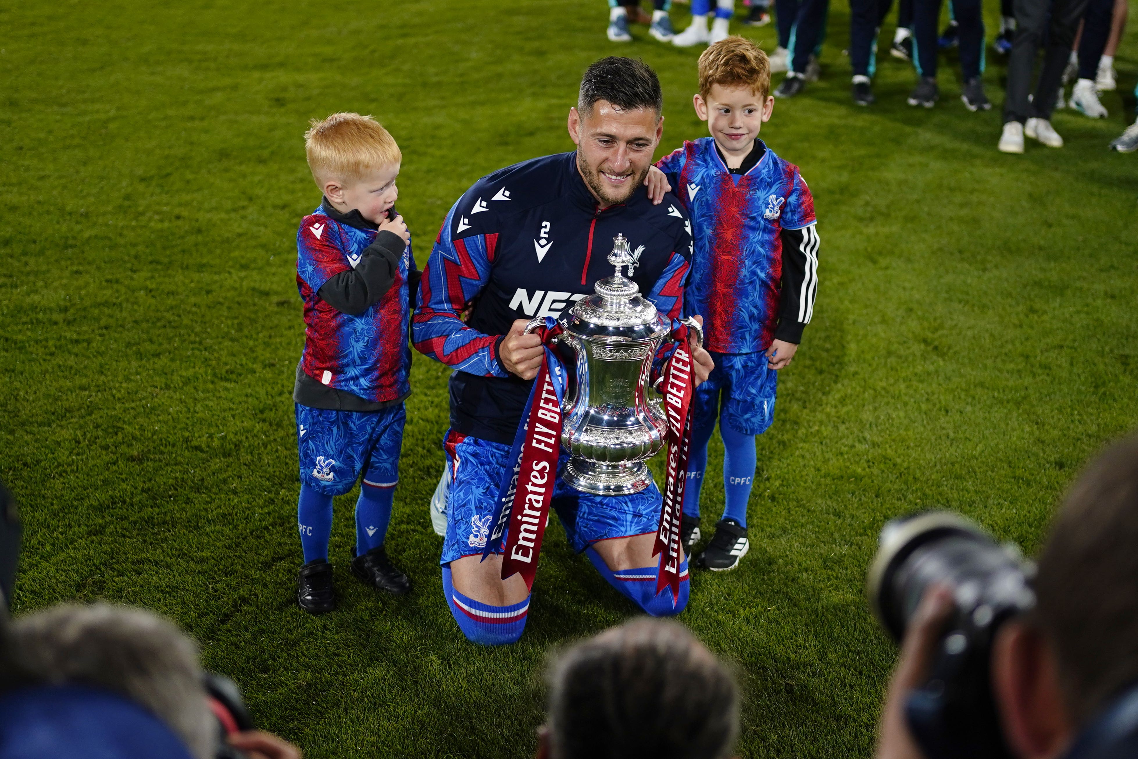 Joel Ward y sus hijos con la Copa FA después de su último partido en casa para Crystal Palace