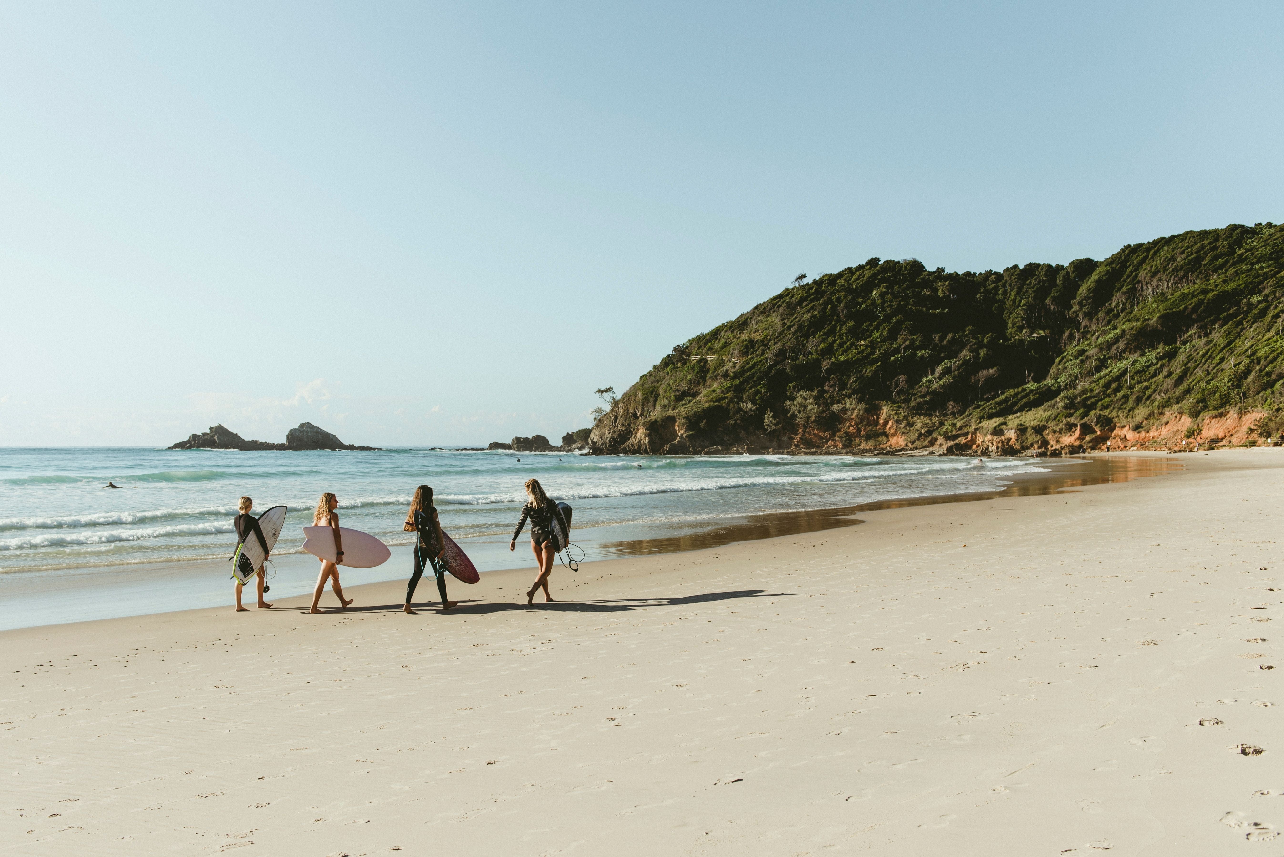 Golden sands, rolling surf, and laid-back vibes – Main Beach, Byron Bay is the perfect launchpad for coastal adventures