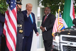 Glacann Trump le hUachtarán na hAfraice Theas sa Teach Bán in aghaidh chúlra an teannais: Nuashonruithe Beo Glacann Trump le hUachtarán na hAfraice Theas sa Teach Bán in aghaidh chúlra an teannais: Nuashonruithe Beo