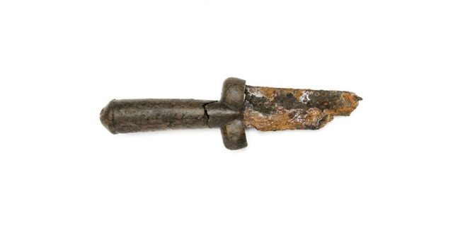 <p>Dagger's hilt likely helped batter opponent's armour</p>