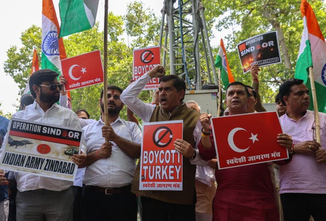 <p>Supporters of Swadeshi Jagran Manch protest against Turkey for allegedly supporting Pakistan in the recent conflict with India in New Delhi on 16 May 2025</p>