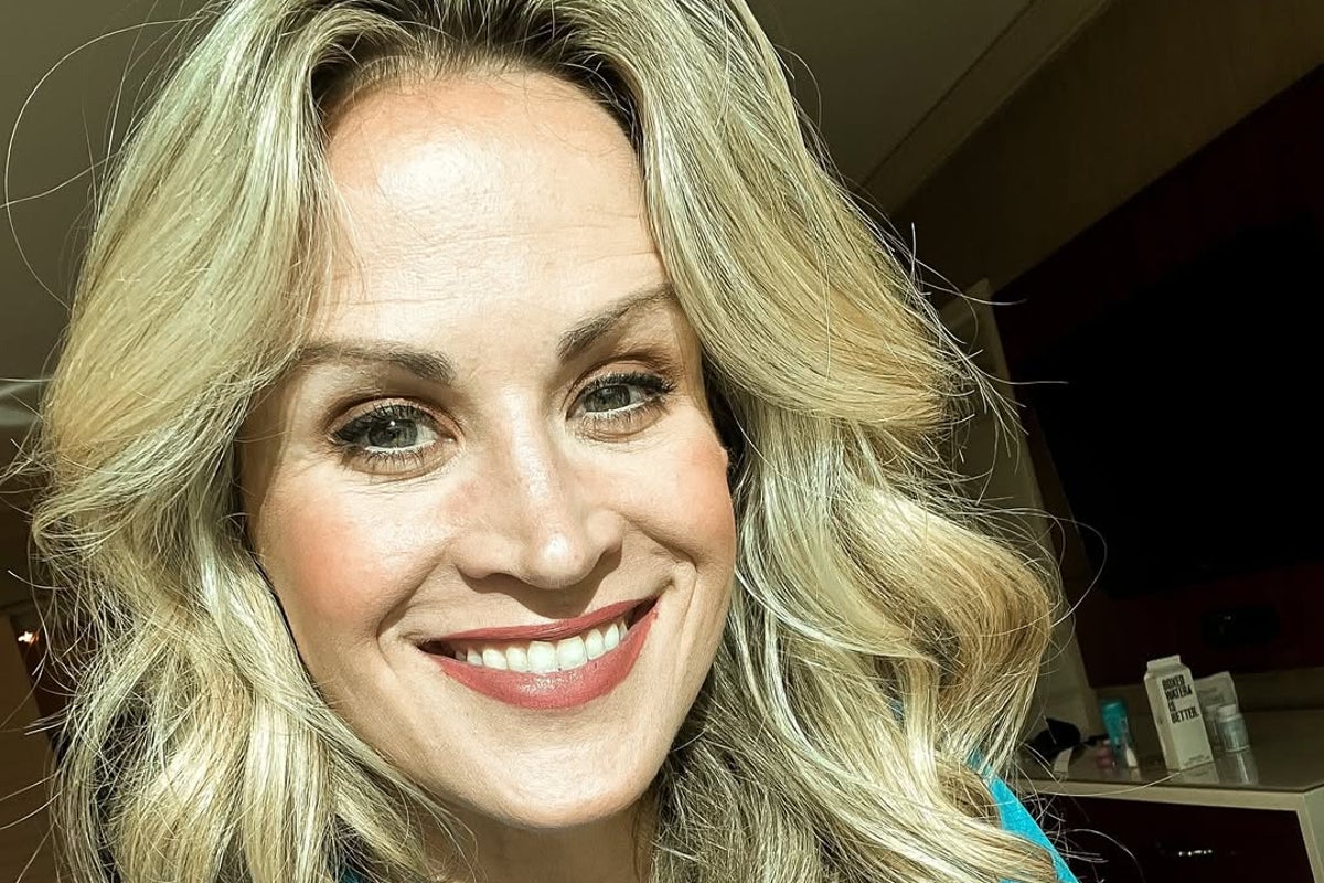 Influencer gets punched in head by passing stranger in New York Influencer gets punched in head by passing stranger in New York