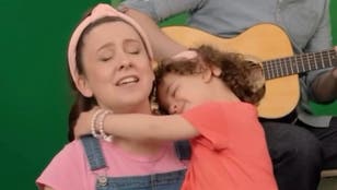 Ms Rachel shares sweet moment with double amputee, 3, from Gaza