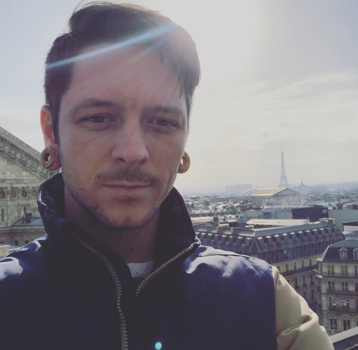Bhí Daniel Williams ina iar -dhrumadóir ar an ngrúpa miotail The Devil, caitheann sé Prada agus aithníodh é mar íospartach na timpiste ag a theaghlach, de réir TMZ