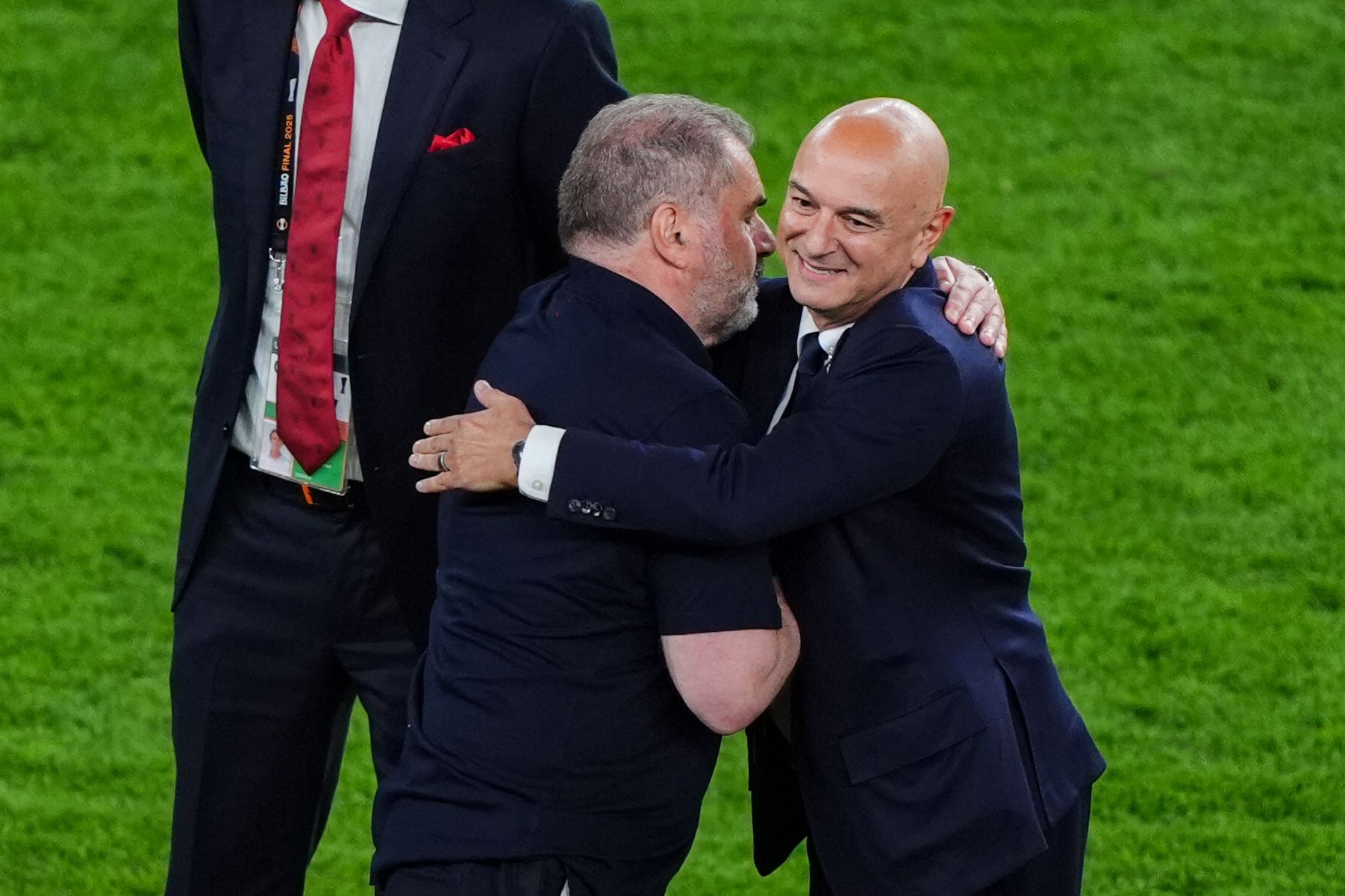 Postecoglou abraza el presidente del Tottenham, Daniel Levy