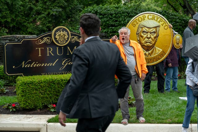 <p>Around 100 protesters gathered outside Donald Trump’s National Golf Course club in Virginia ahead of a secretive dinner for investors in his cryptocurrency – with spots reportedly costing over $1.5 million to dine with the president</p>