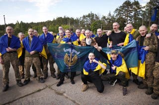Príosúnaigh Chogaidh na hÚcráine in áit anaithnid tar éis malartú na Rúise