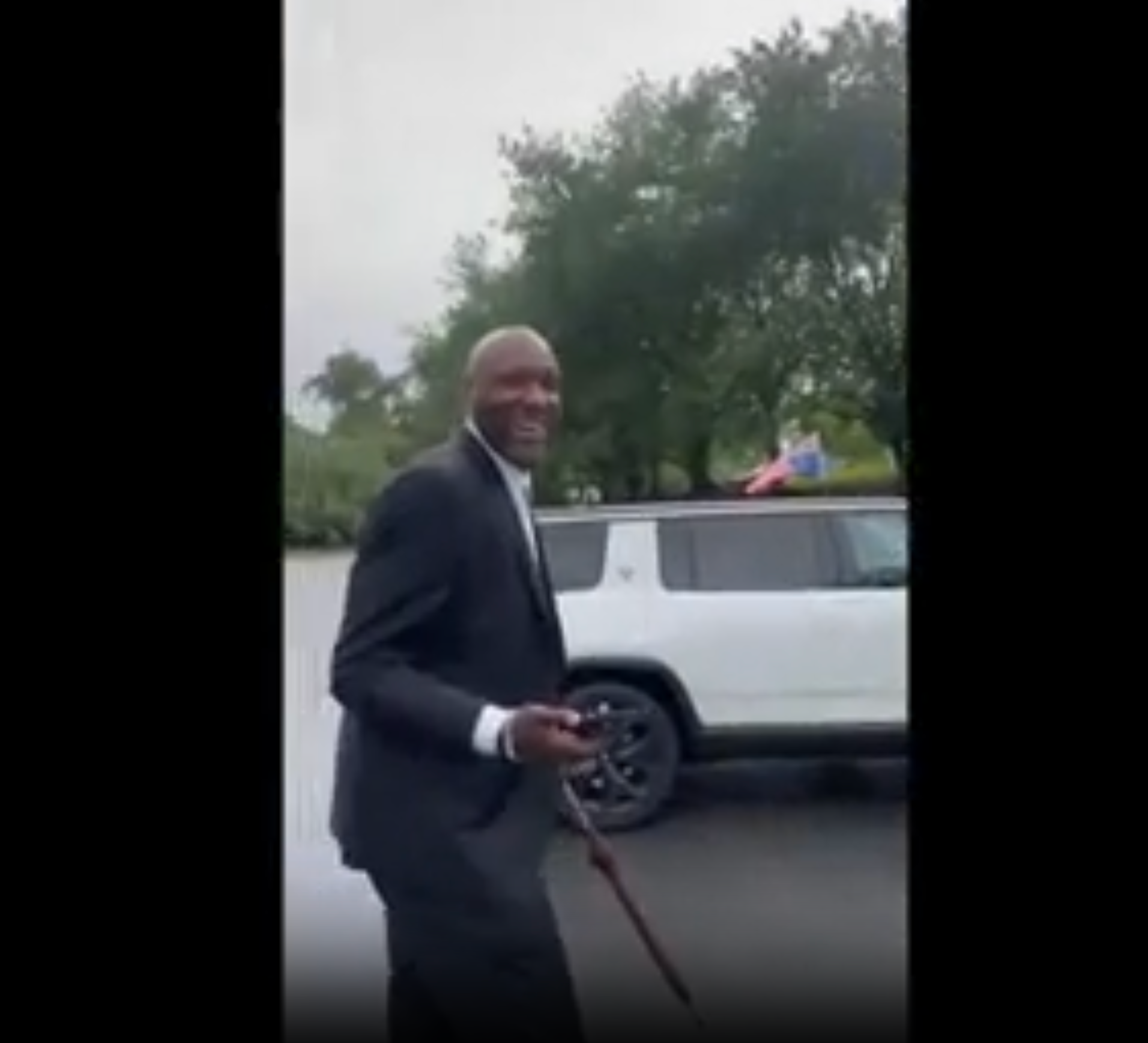 Lamar Odom Sakged nuair a théann sé isteach sa mhega-adhmad Lamar Odom Sakged nuair a théann sé isteach sa mhega-adhmad