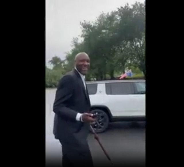 <p>Lamar Odom was booed by protesters on his way into the $TRUMP meme coin gala. He was one of the 220 highest bidders of the coin, earning him a place at the president’s glitzy black-tie dinner in Virginia.</p>