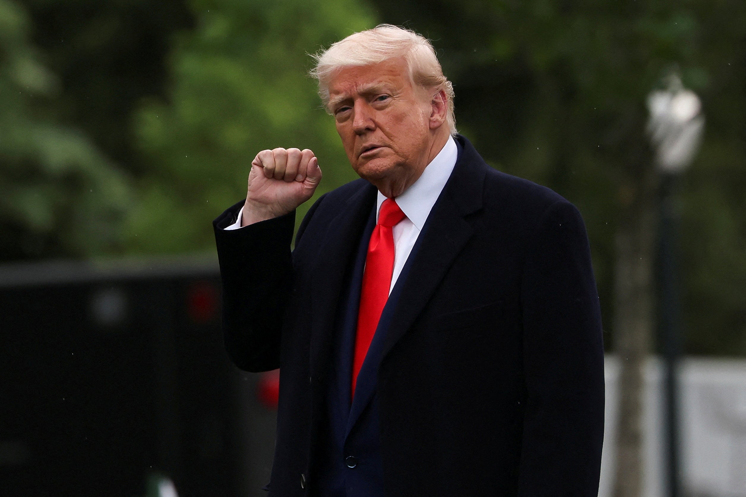 Chuaigh an tUachtarán Donald Trump, a léirigh an Teach Bán ar an Déardaoin chun freastal ar an dinnéar, isteach sa bhoinn leis na ceannaitheoirí is fearr ina réimse gailf, i gcoinne chúlra na nDaonlathaithe na nDaonlathaithe “an uachtaránacht a“ airgead tirim ”.