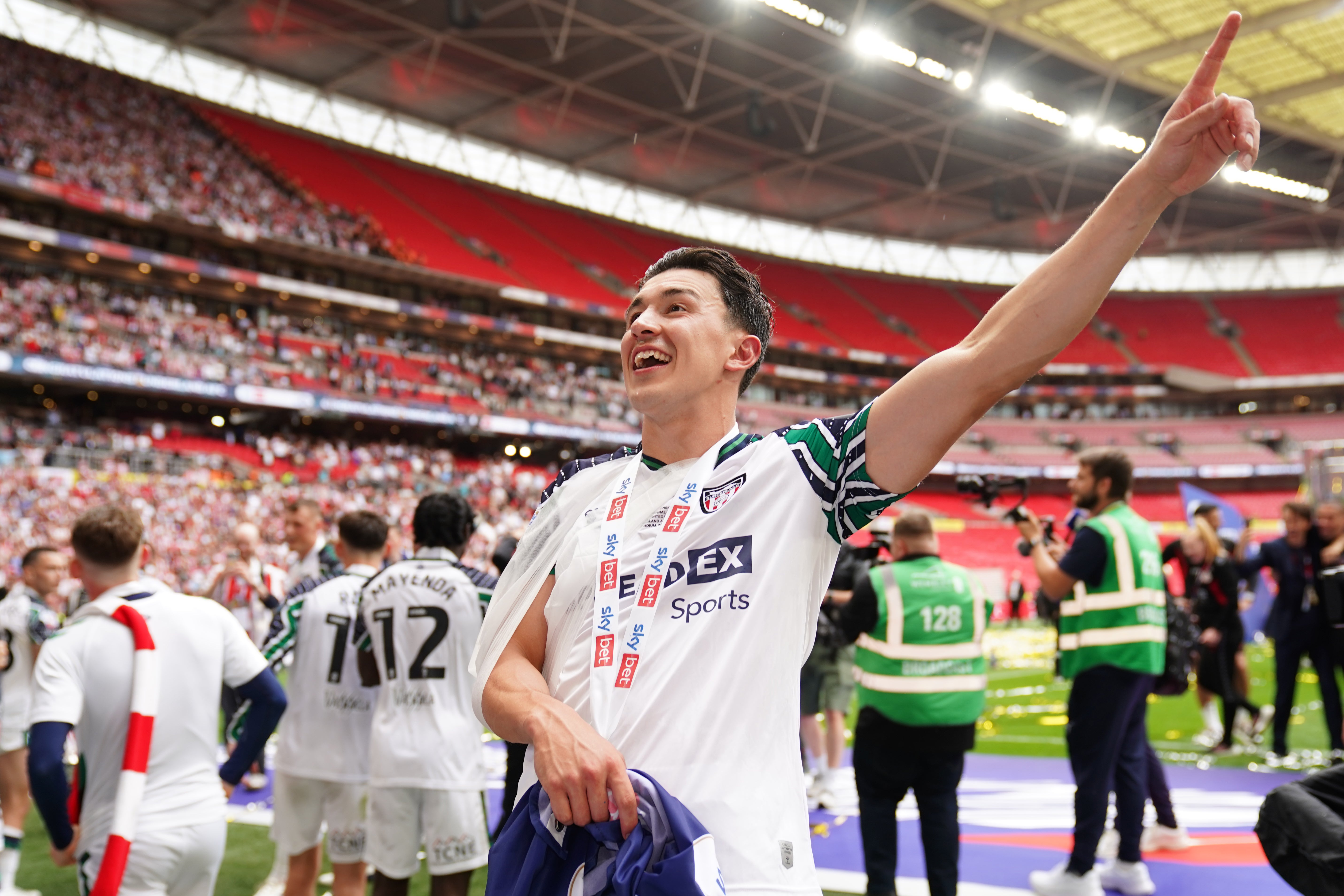 Even Luke O'Nien was able to celebrate with his arm in a sling