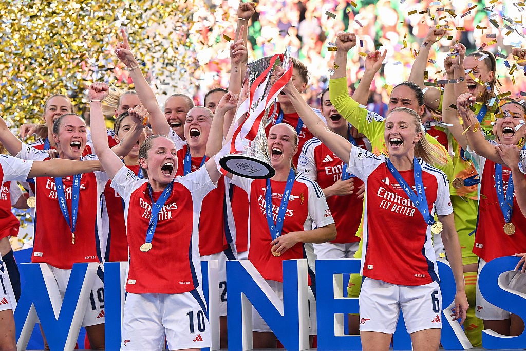 Kim Little und Leah Williamson von Arsenal heben die Women's Champions League Trophy