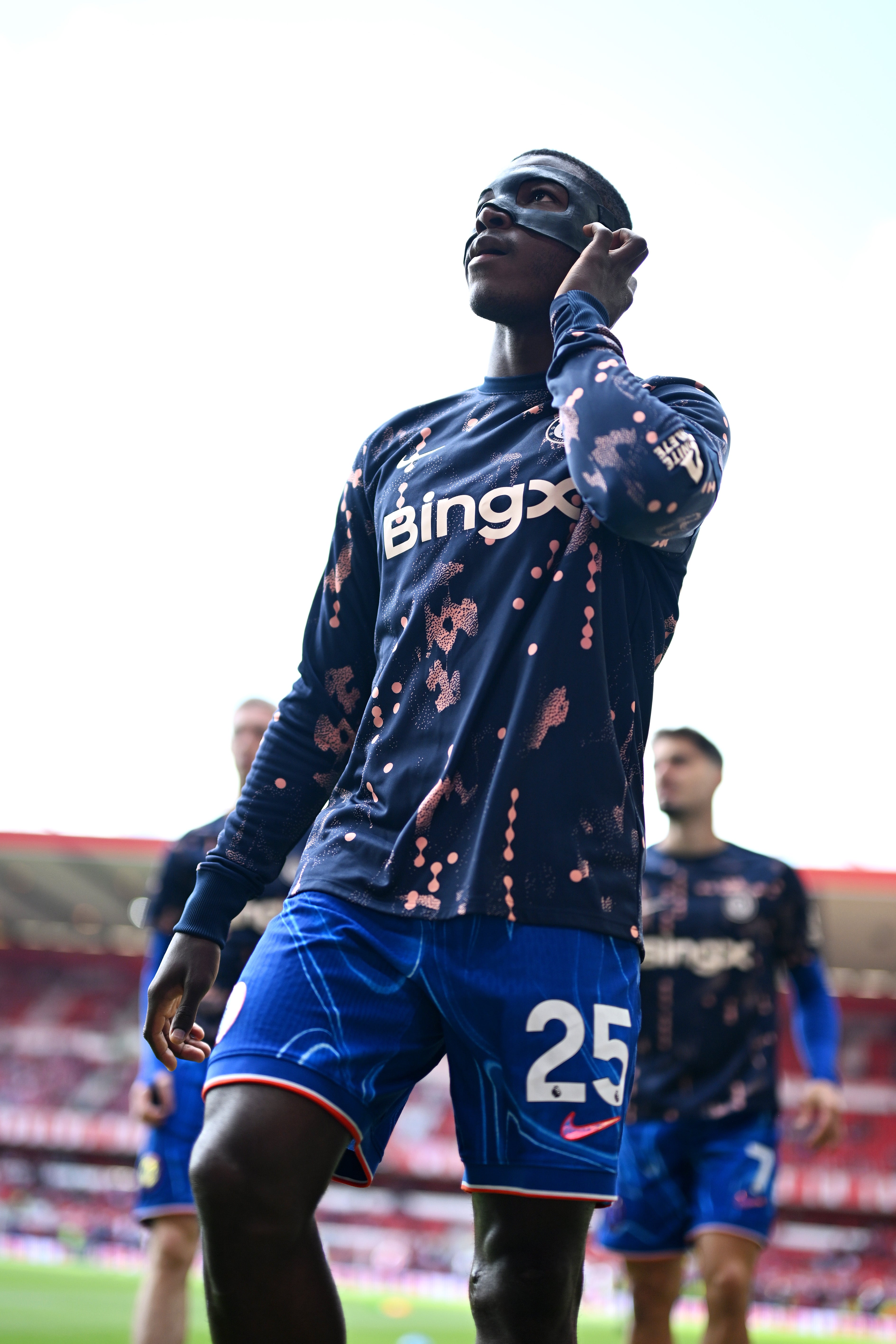 Moisen Caicedo z teplého Chelsea pri nosení čiernej ochrannej masky tváre