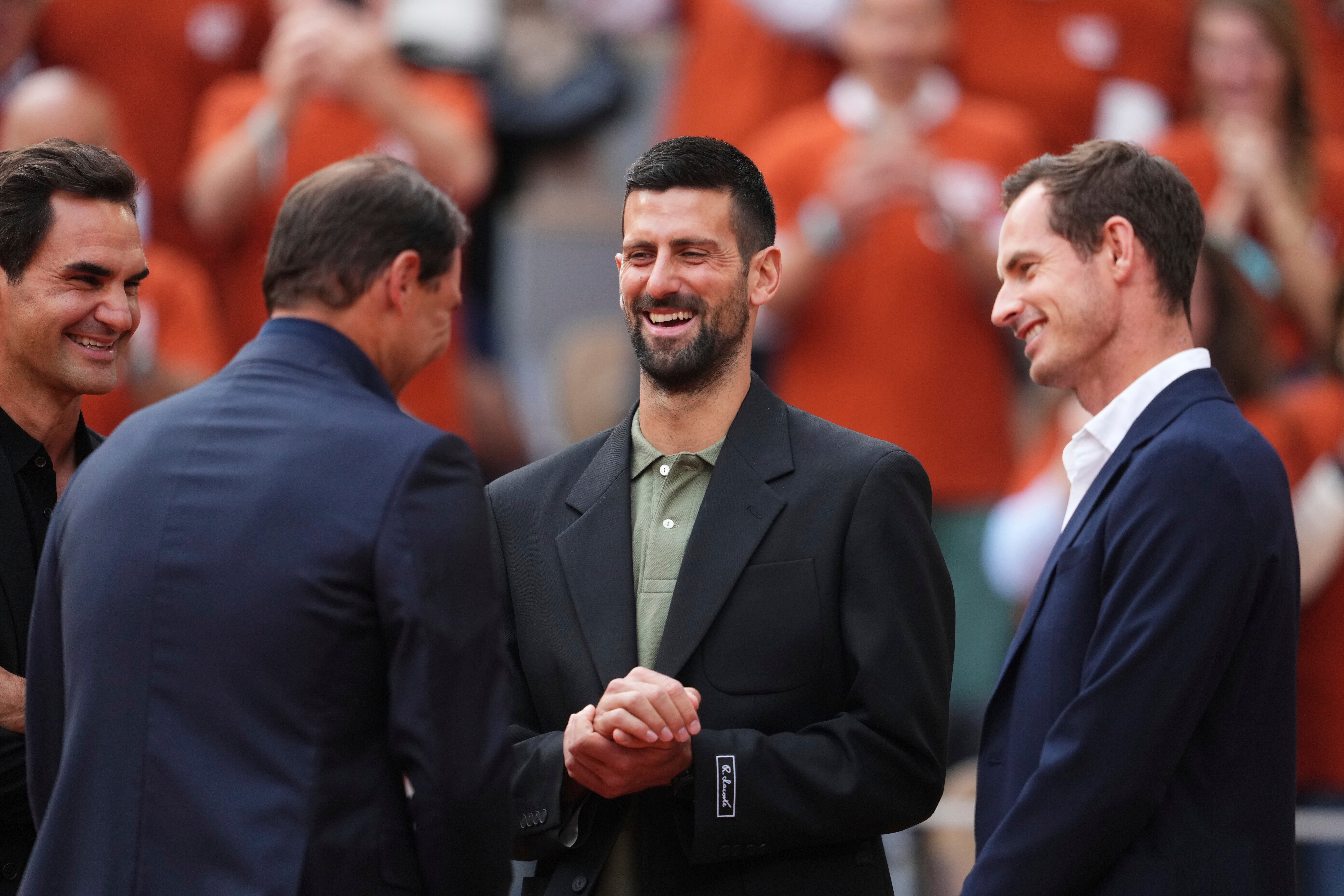 Rafa Nadal, druhý zľava, sprevádzal Roger Federer, vľavo, Novak Djokovic a Andy Murray, vpravo, počas obradu rozlúčok