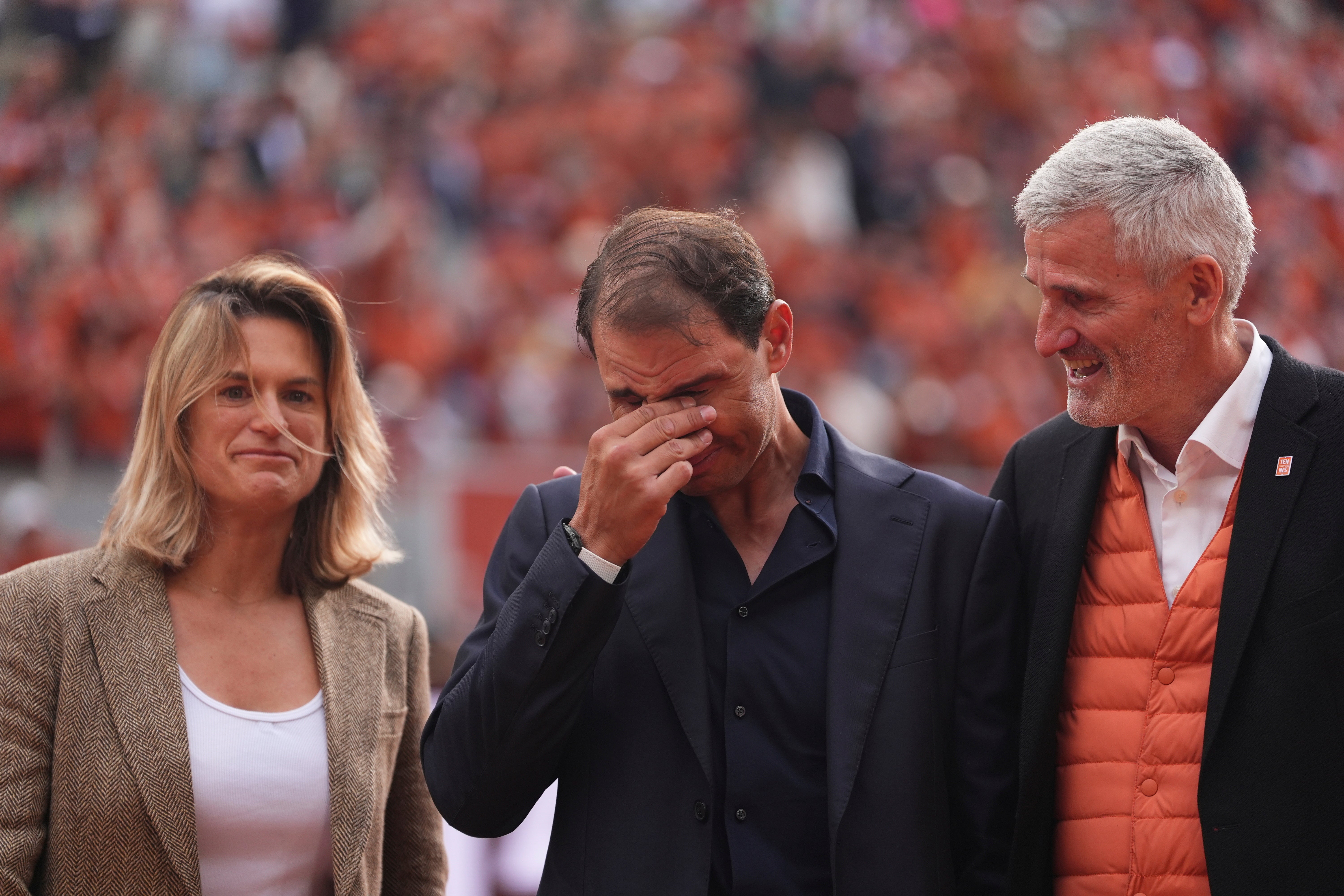 Rafa Nadal, centrum, stojí medzi prezidentkou francúzskej tenisovej federácie Gilles Morethon, True a riaditeľom turnaja Roland-Garros Amelie Mactomo