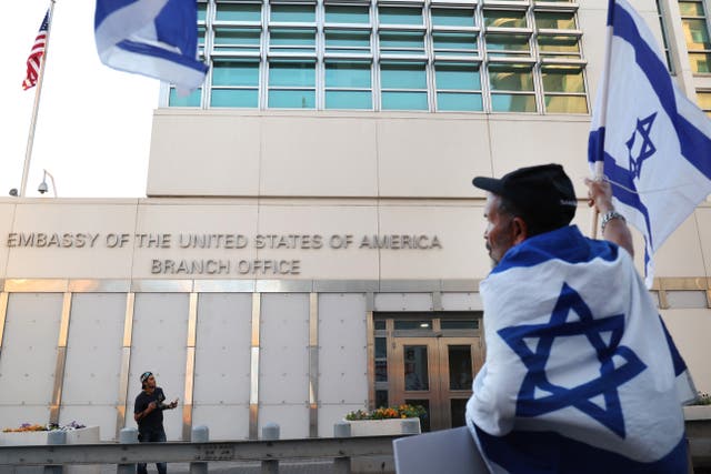 <p>Si Donald Trump quiere vengarse por los daños, en apariencia menores, que sufrió la embajada estadounidense en Tel Aviv tras los ataques nocturnos en una zona residencial, puede dejar que se ocupe de ello Benjamin Netanyahu (Bibi).</p>