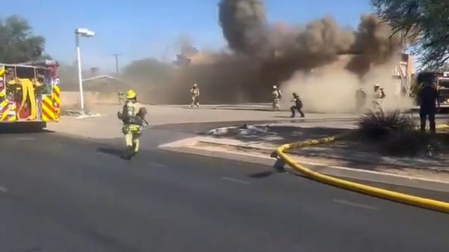 <p>Firefighters narrowly escape roof collapse during Tucson blaze</p>