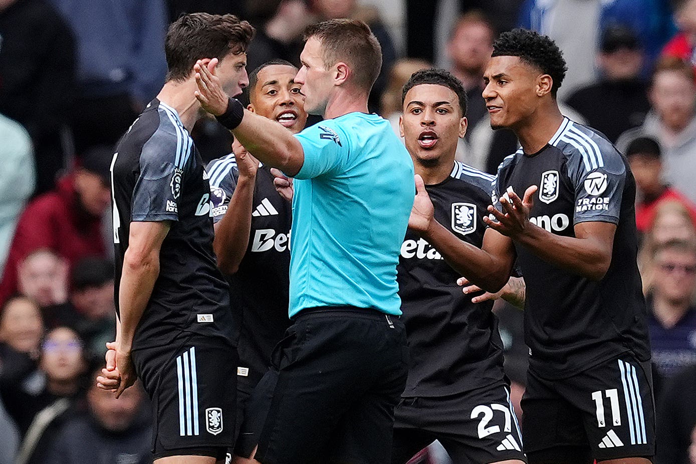Morgan Rogers, centro a la derecha, y sus compañeros de equipo de Aston Villa protestan contra el árbitro Thomas Bramall