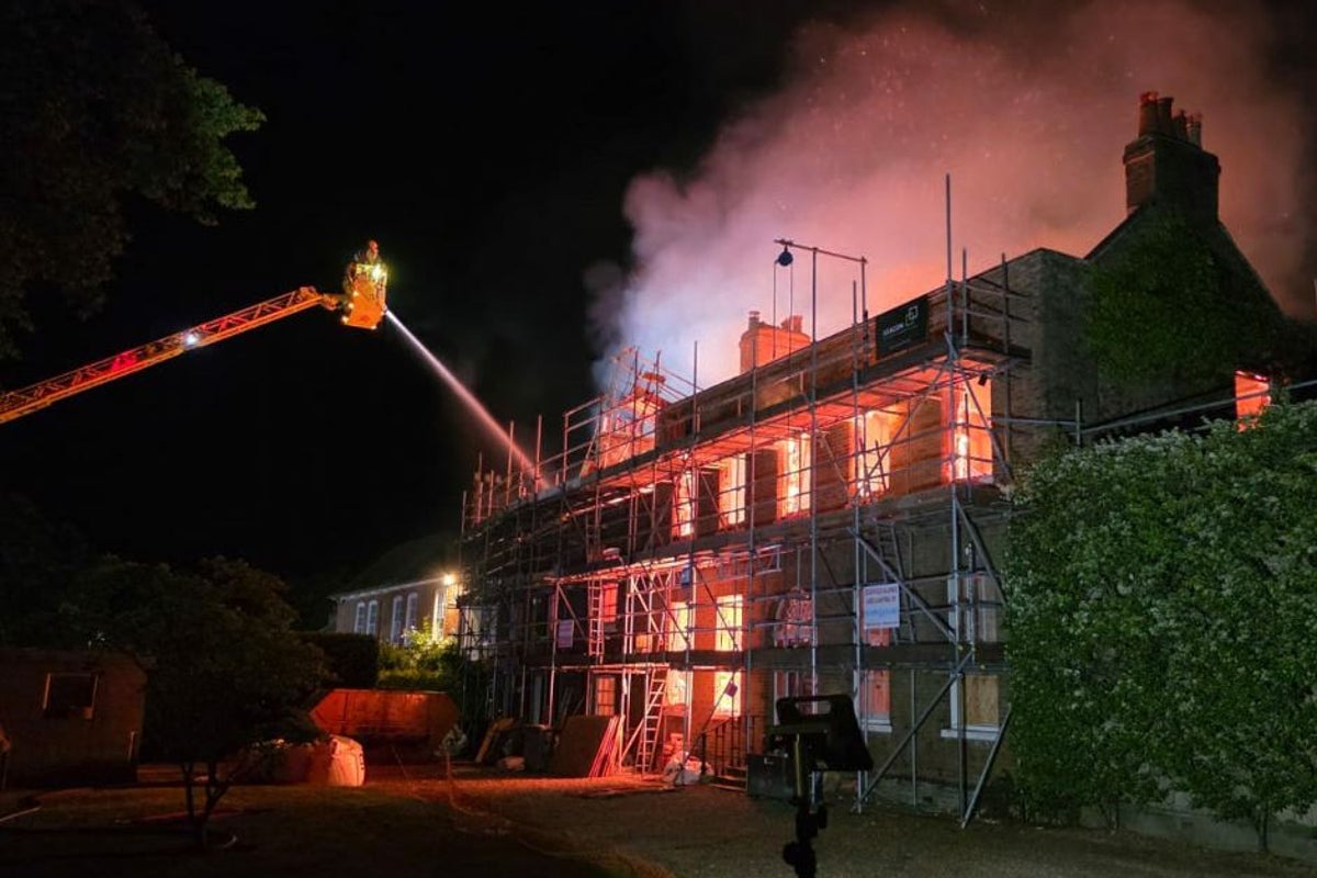 Dramatischer Brand zerstört denkmalgeschütztes Herrenhaus im Wert von 4 ...