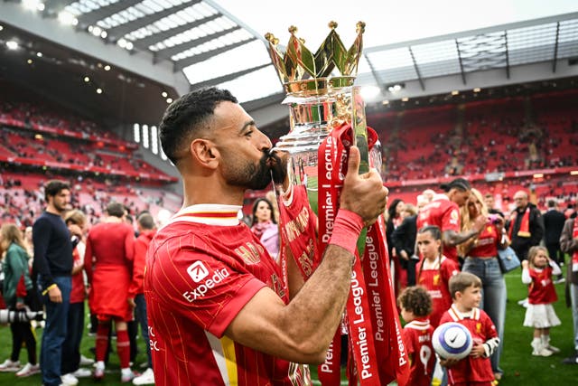 <p>Mohamed Salah celebrates as he kisses the Premier League trophy</p>