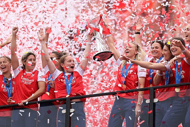 <p>Arsenal captain Kim Little and  Leah Williamson lift the trophy at the Emirates</p>