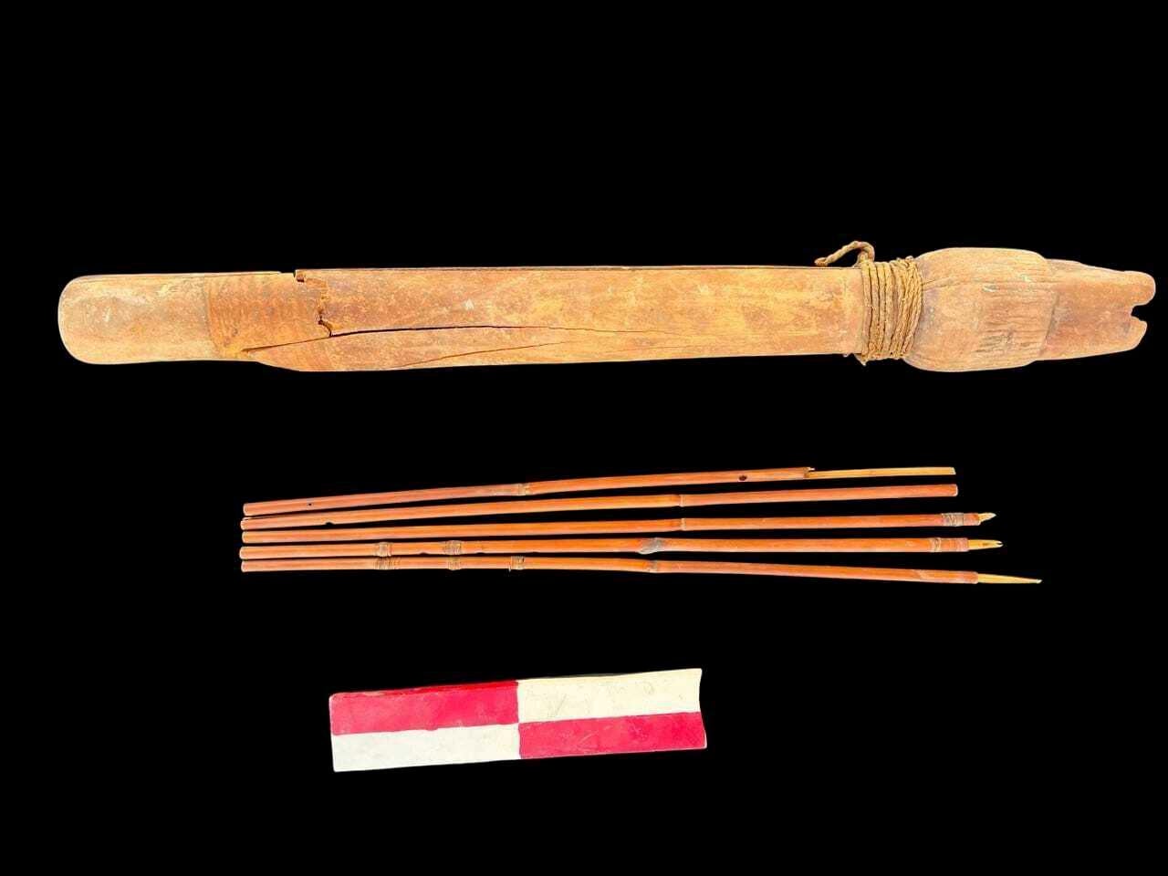 Es werden Artefakte ausgestellt, die in den drei neuen Gräbern hochrangiger Staatsmänner in der Region Dra 'Abu al-Naga Necropolis in Luxor, Ägypten, gefunden wurden. (Ägyptisches Ministerium für Tourismus und Antiquitäten über AP)