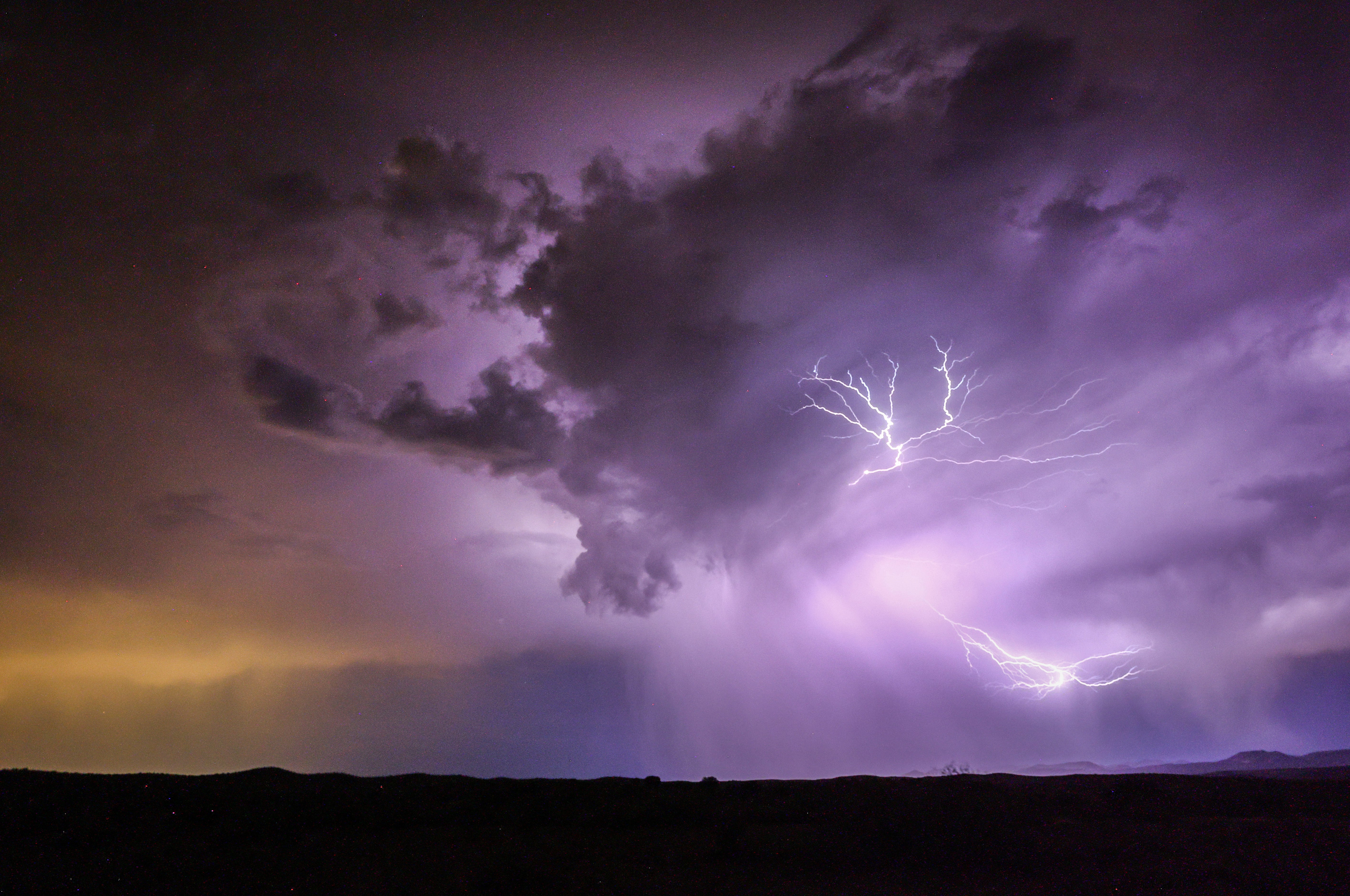 An intense burst of heat hit southwestern Oklahoma over the weekend, knocking out the power for thousands and resulting in a major temperature spike. The cause was a heat burst, which can form in a matter of just minutes