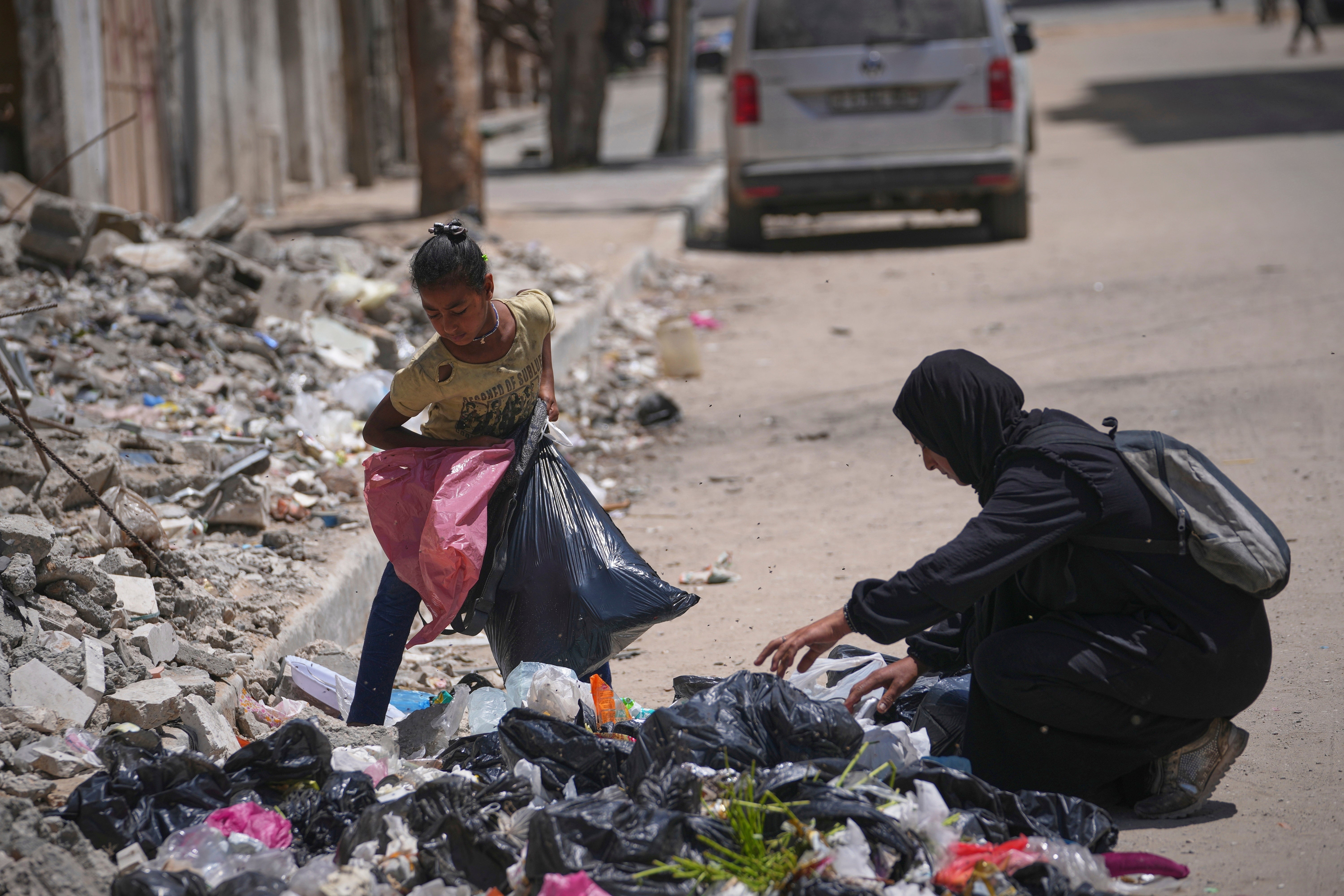 Mideast Wars Gaza Eating from Garbage