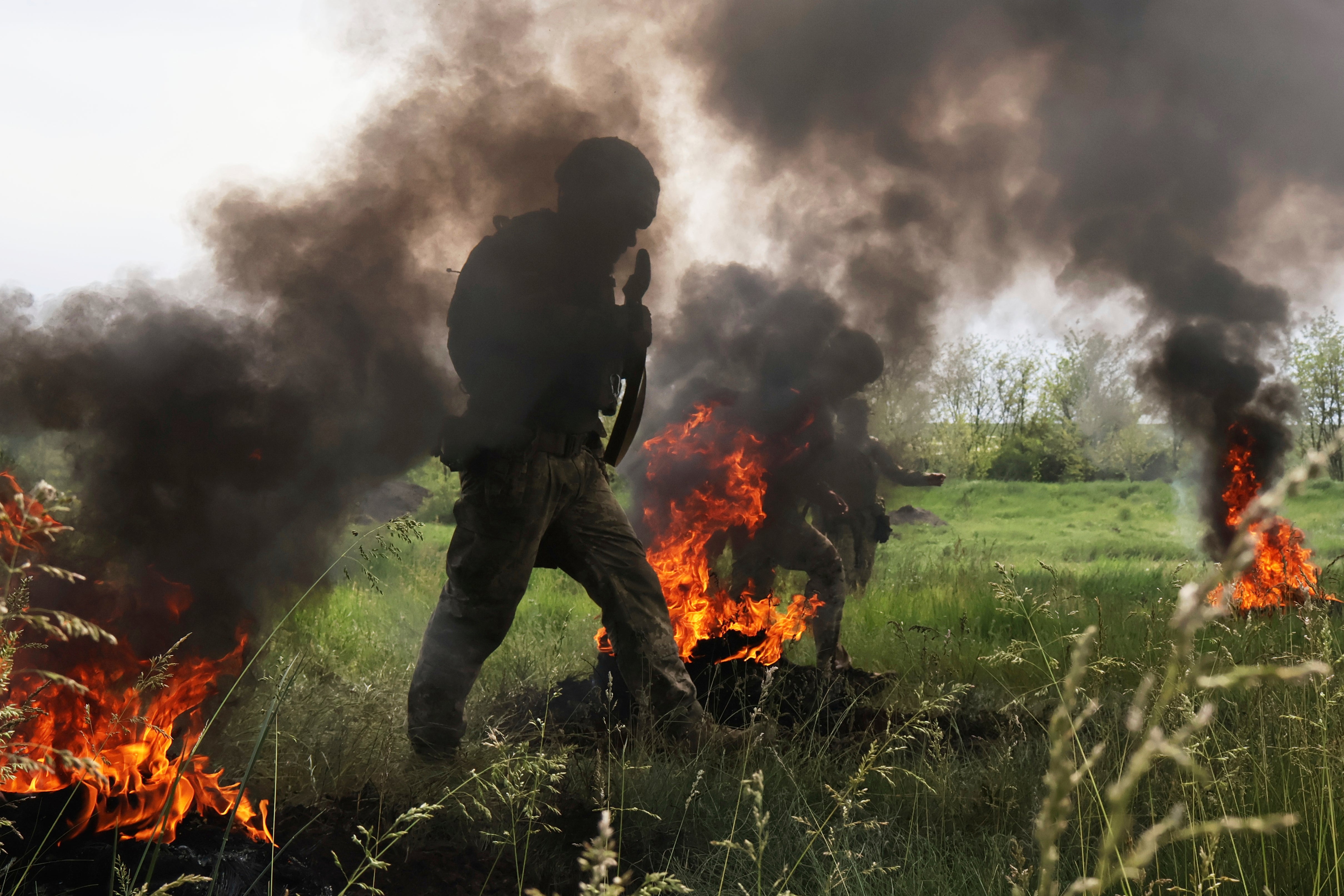 <p>Ukrainian servicemen attend a military training in Zaporizhzhia region, Ukraine</p>