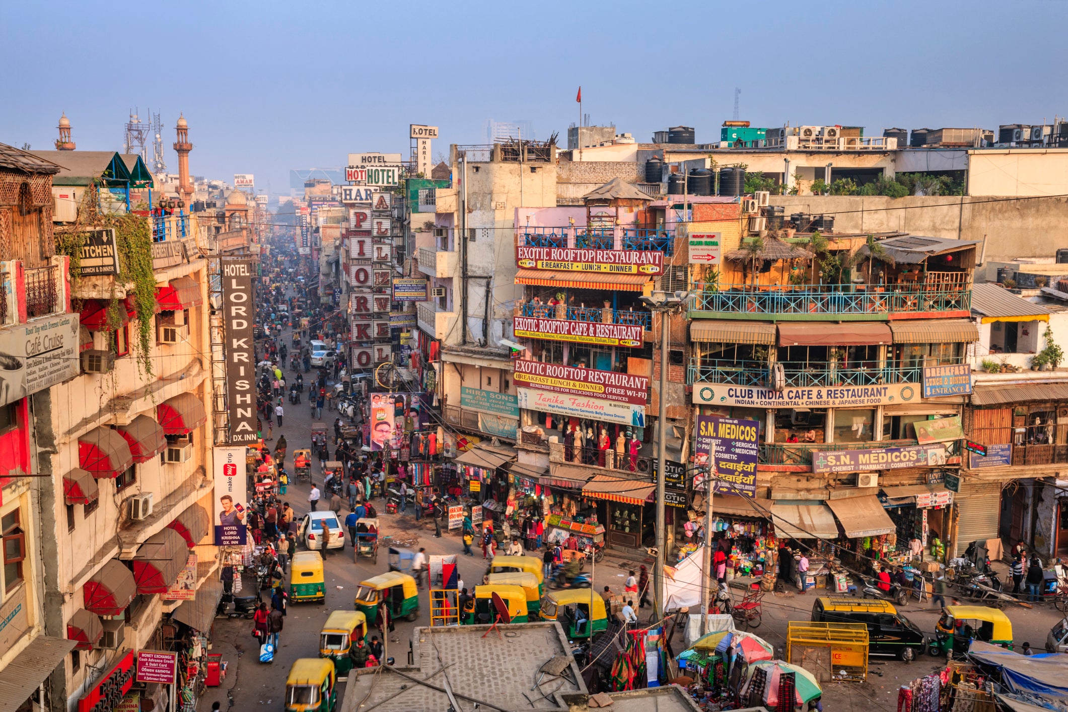 Travel by rail and coach between Delhi and Mumbai