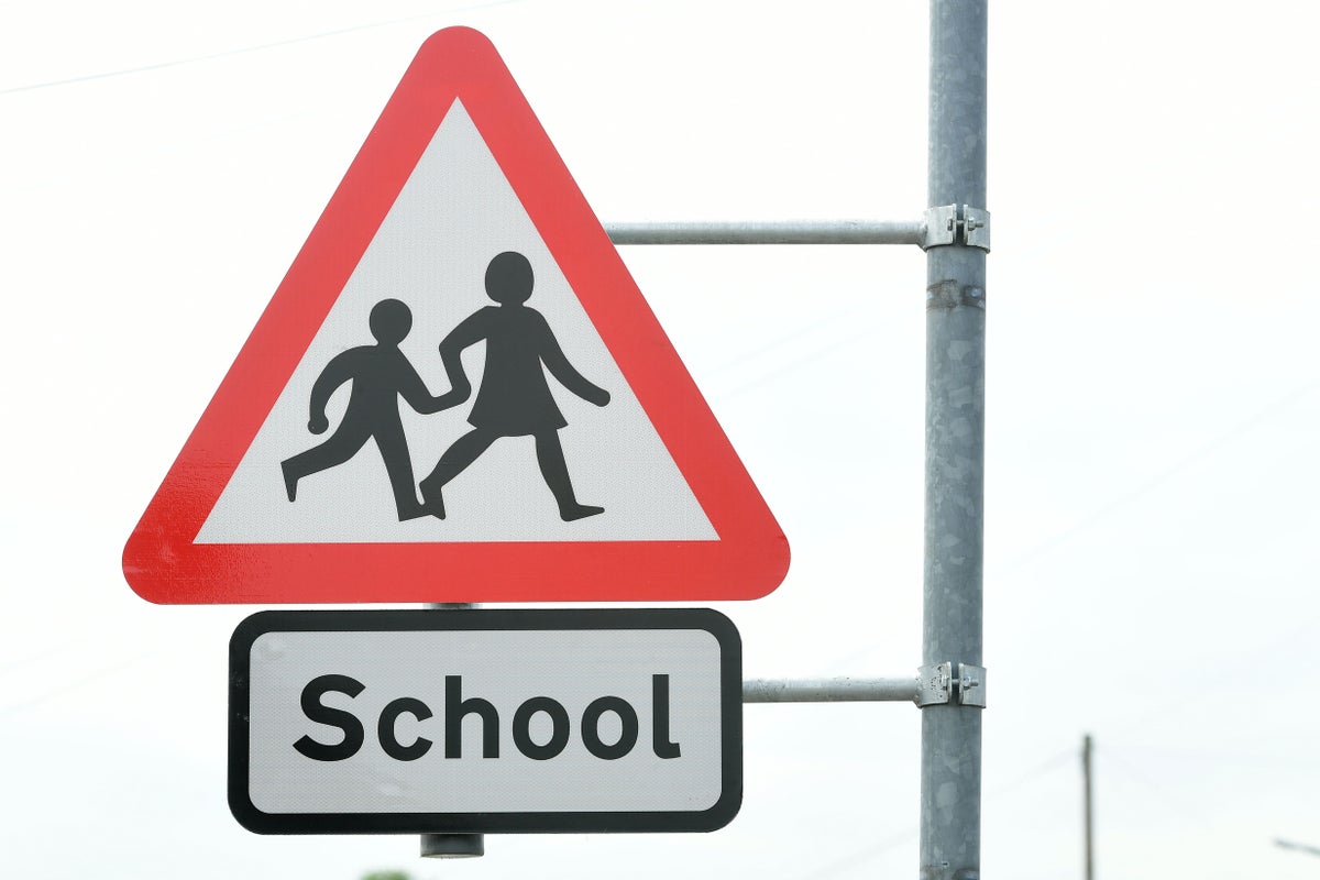 Primary schools to ban cars parking at the school gates