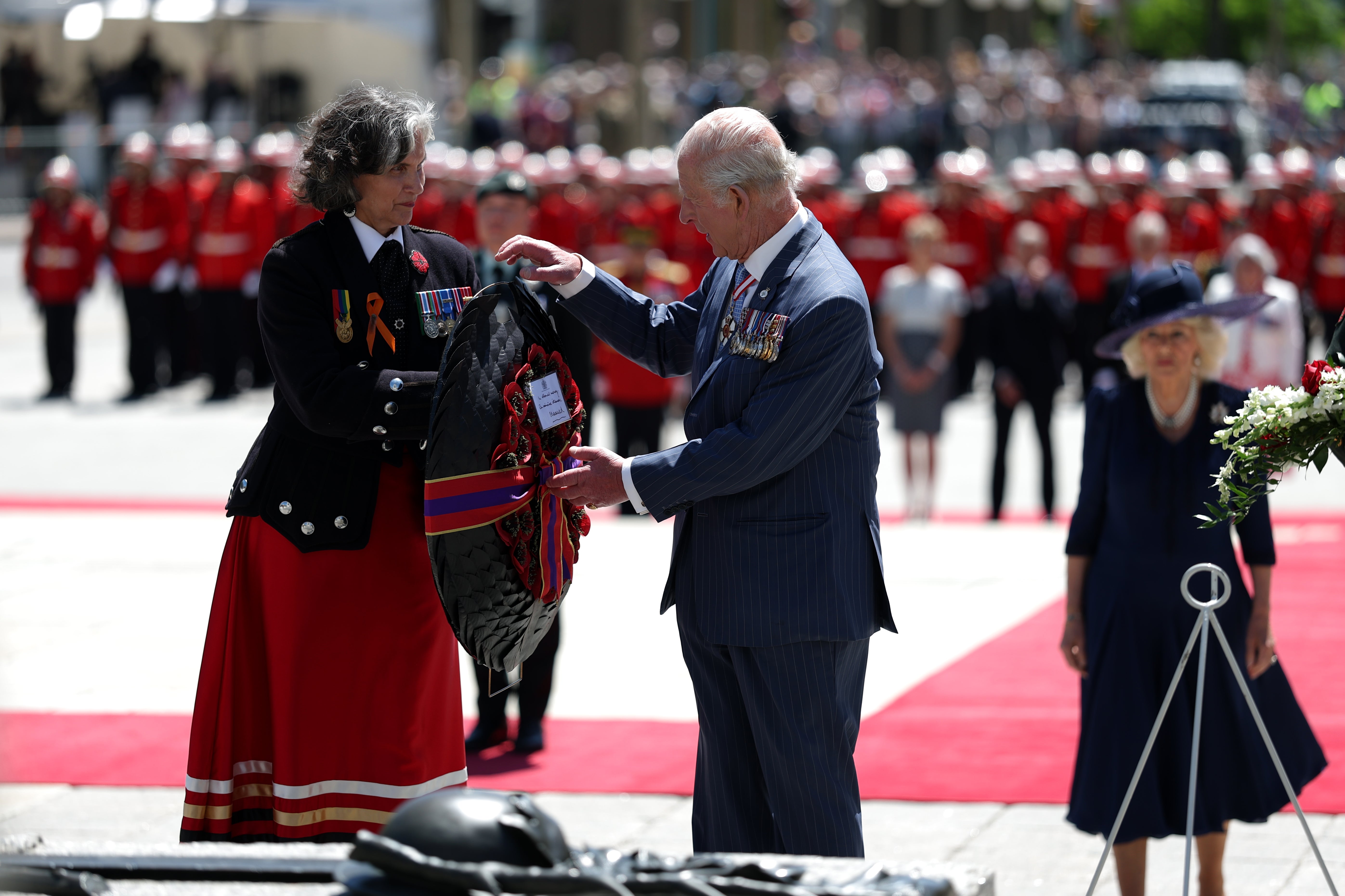 Charles and Camila attended a wreath ceremony to place a wreath on the tomb of an unknown soldier in front of the National War Memorial.