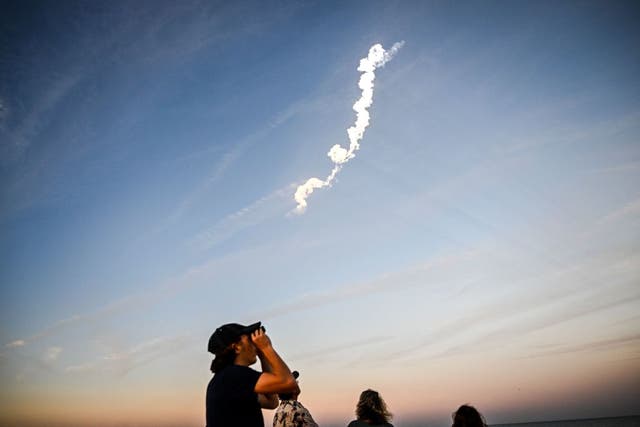 <p>Personas observan el lanzamiento de un cohete Falcon 9 de SpaceX, el cual transporta 21 satélites Starlink de segunda generación, en el Complejo de Lanzamiento Espacial 40 del Centro Espacial Kennedy de la NASA, en Cocoa Beach, Florida, el 27 de febrero de 2023</p>
