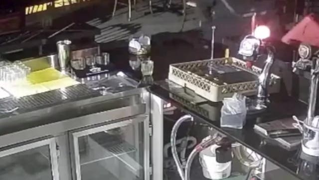 <p>Man sets himself on fire in failed arson attempt</p>